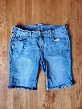 Torrid Blue Stretch Denim Bermuda Shorts. Size 14.